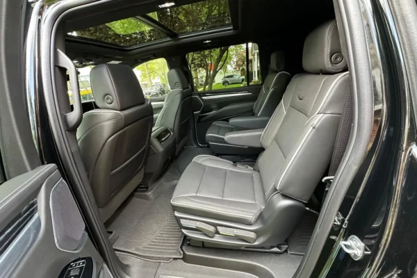 Cadillac ESCLADE SUV 6 passengers Captain chair